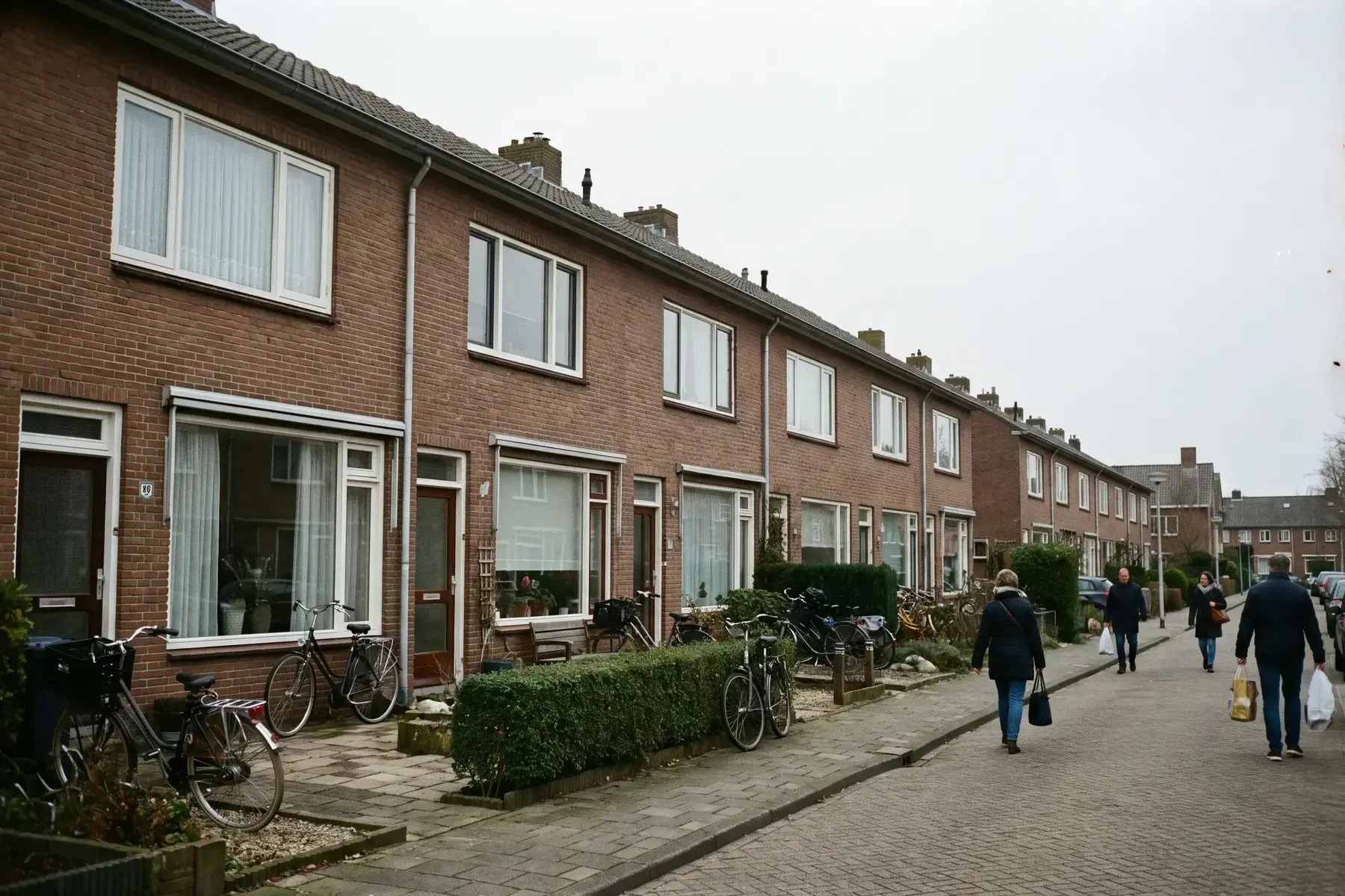 Straat met Nederlandse rijtjeswoningen van baksteen, waarvan de spouwmuren nog kunnen worden geïsoleerd