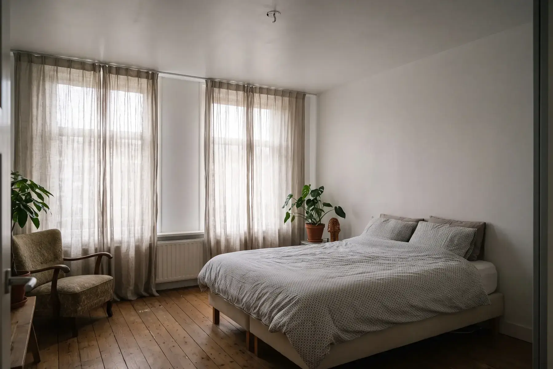 Rustige slaapkamer met een nieuw, glad wit plafond