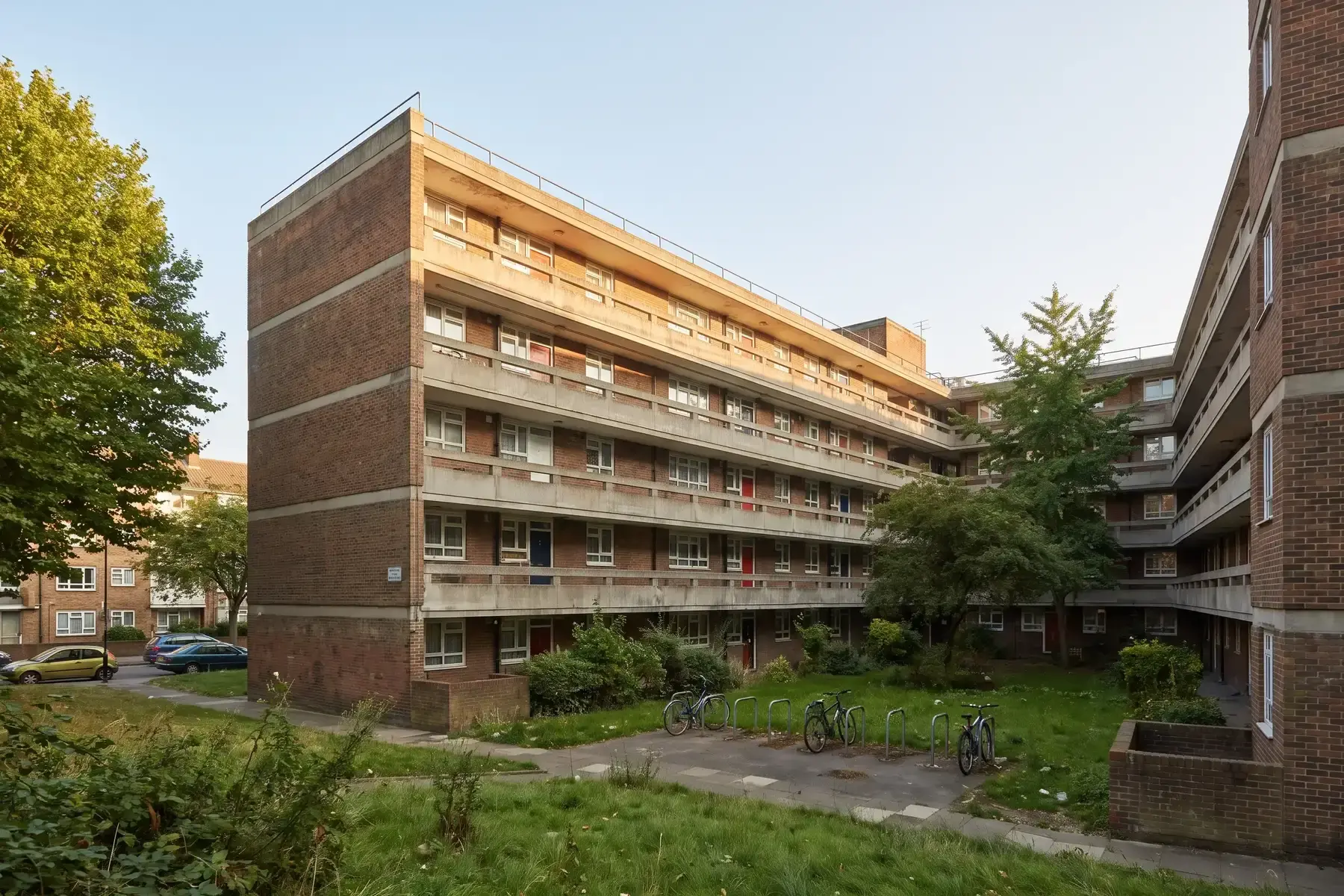 Appartementencomplex uit de jaren zeventig met platte daken en galerijen