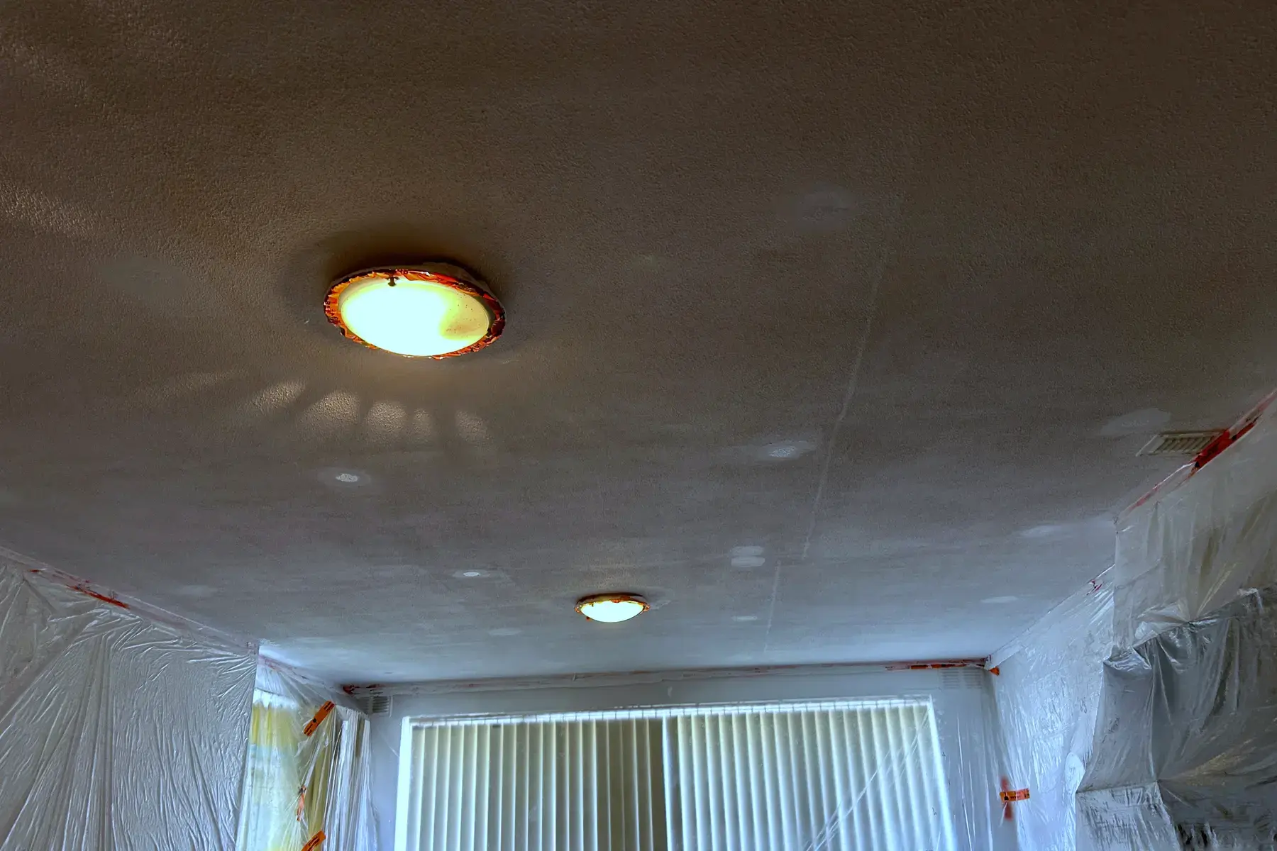 Foto van ons werk: hetzelfde plafond met de boorgaten gedicht en geschilderd
