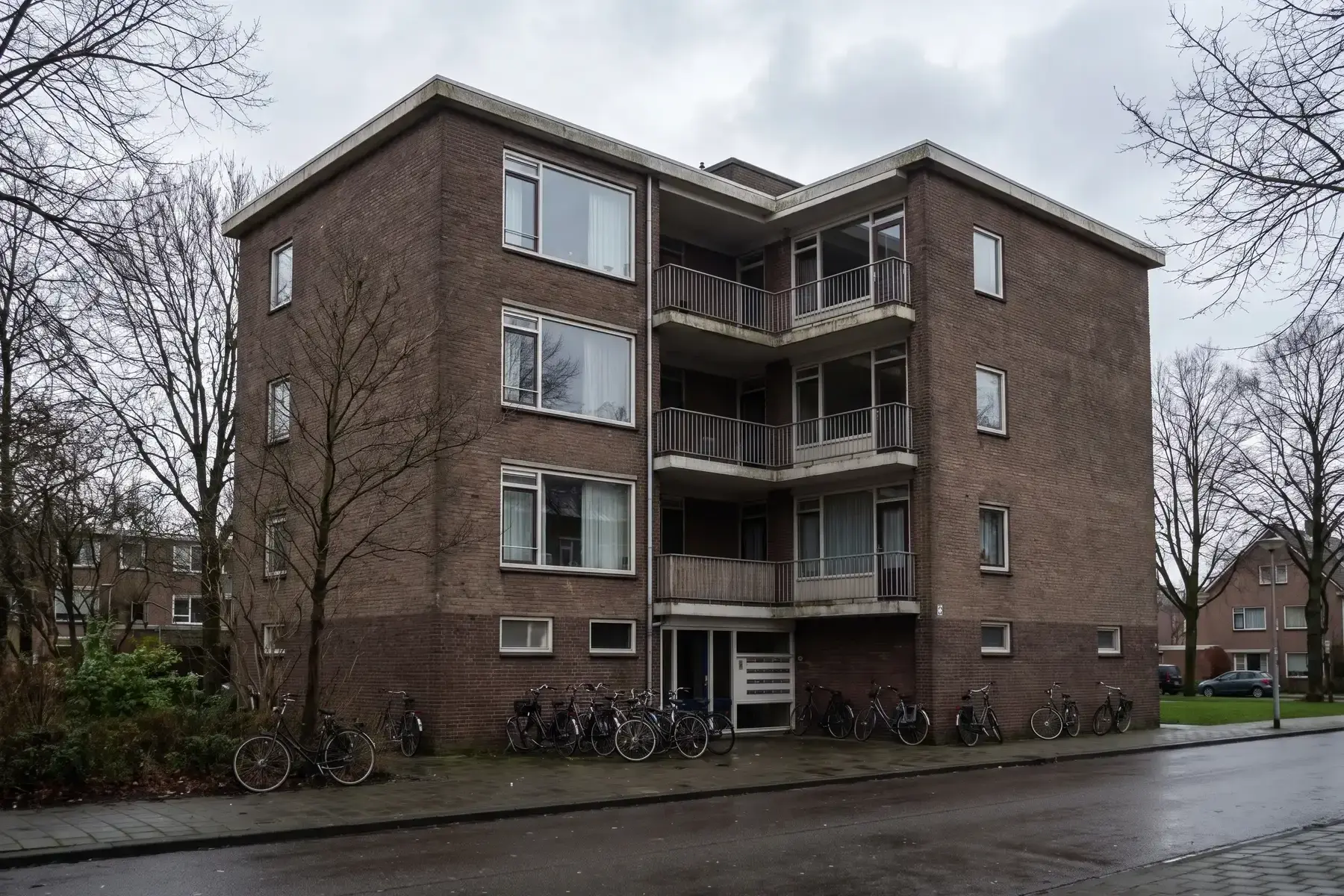 Nederlandse portiekflat met plat dak, met de appartementen op de bovenste verdieping